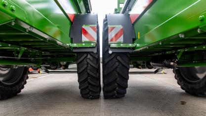 Les deux pneumatiques comparés : à gauche le VF 480/95 R50,  à droite le nouveau VF 520/85 R50.