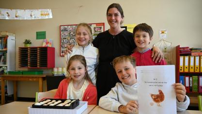 Les élèves de Jessica Brummans suivent également le développement des animaux grâce à un manuel réalisé par leur enseignante.