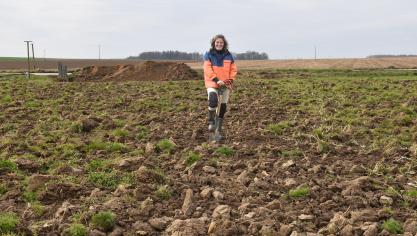 Bioingénieure issue de Gembloux Agro-Bio Tech, Florence Jacques a d’abord acquis les outils  intellectuels nécessaires pour penser les équilibres  du vivant, avant de ressentir le besoin  de s’y confronter concrètement.