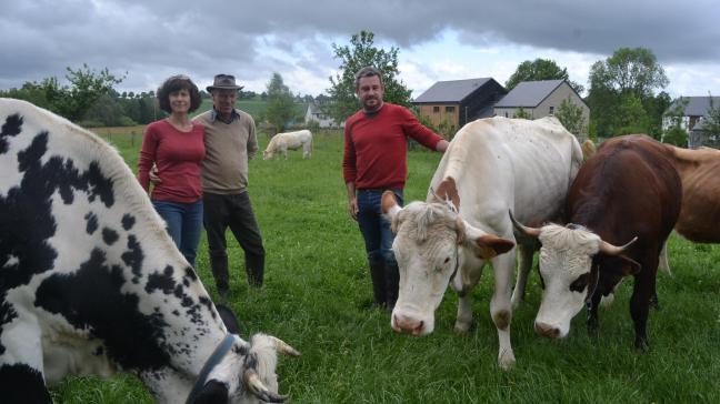 Pour Jean-Pierre et Sabine Bechoux-Rigaux, à droite de l’image, et Denis Amerlynck, fromager, la ferme coopérative du grand enclos est d’abord un projet de vie autour de l’agriculture durable et l’ouverture vers autrui.