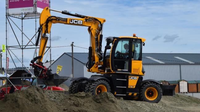 La pelle JCB Hydradig 110W bénéficie d’un nouveau concept de construction : moteur, réservoir, transmission et pompe hydraulique se trouvent positionnés entre ses roues.