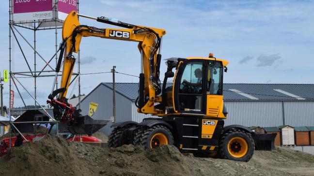 La pelle JCB Hydradig 110W bénéficie d’un nouveau concept de  construction : moteur, réservoir, transmission et pompe hydraulique  se trouvent positionnés entre ses roues.