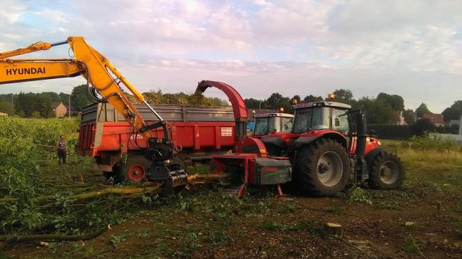 Un broyeur à plaquettes porté par un tracteur offre non seulement  de la capacité, mais aussi une  souplesse d’emploi sur tous  les terrains.