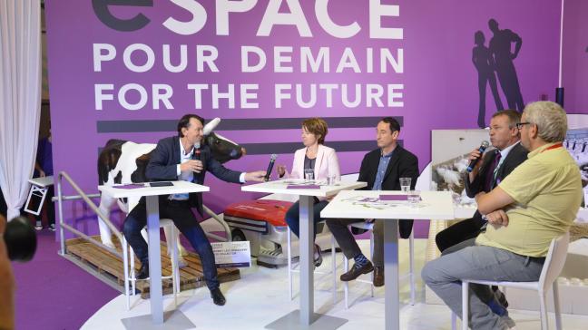 Au micro, à droite, André Sergent, président de l’Espace pour Demain, est de ceux qui pense que la robotique va transformer les métiers de l’éleveur et permettre de sauver une agriculture de type familial.