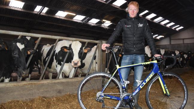 Les bottes aux pieds et le vélo entre les mains
: Frederik Backaert vit dans deux mondes parallèles.