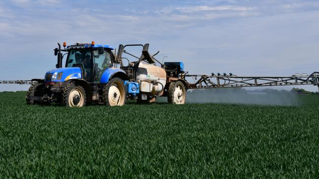 Il devient de plus en plus difficile pour les agriculteurs de sortir leur pulvérisateur, tant les produits utilisés ont, à tort selon les autorités, mauvaise presse auprès du grand public.