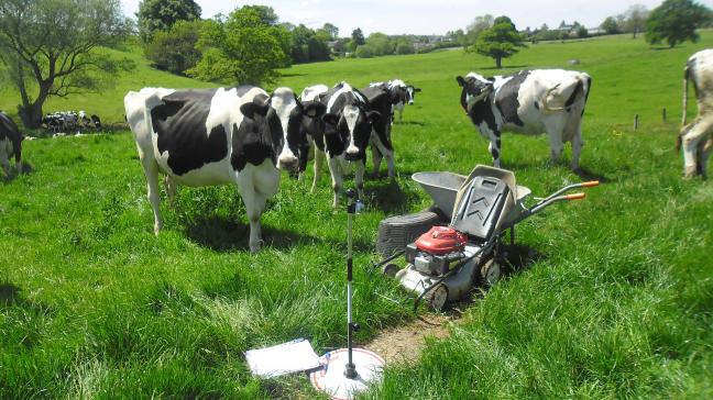 Tondeuse, herbomètre... sont nécessaires aux différentes mesures des l’herbe réalisées  dans le cadre du projet Life-Dairyclilm