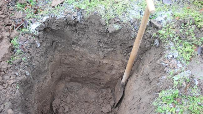 Le puits est creusé jusqu'à une profondeur d'environ 1 m de profondeur. Une dizaine de minutes suffisent pour le creuser. Les informations obtenues nous ferons épargner bien des peines et du temps ultérieurement.