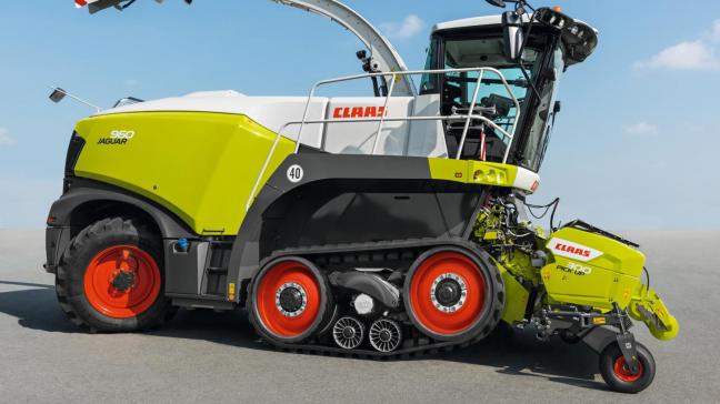 Les chenilles de l’ensileuse Claas Jaguar 960 Terra Trac embarquent un système de protection de la couche végétale.