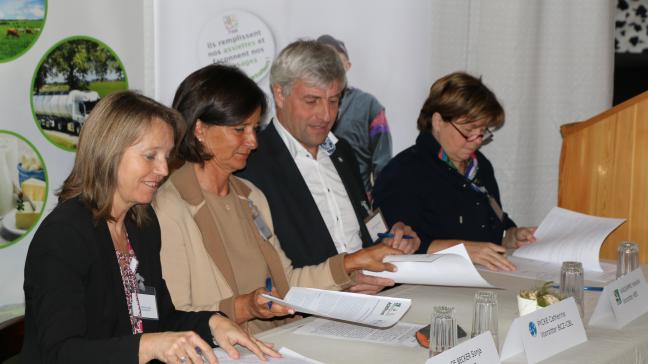 Les représentants de l’Agrofront et de la CBL signent la déclaration pour l’établissement de l’asbl MilkBE.