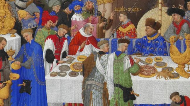 Au Moyen-Âge, les tables des banquets peuvent accueillir plus de 100 plats. La hiérarchie sociale se retrouve dans l’assiette : princes, ducs, barons... ne partagent pas les mêmes mets.