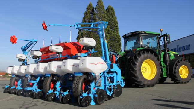 Le semis, la fertilisation et la microgranulation se contrôlent  depuis le terminal Isobus installé en cabine.