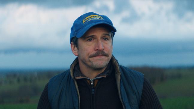 Transformé physiquement, Guillaume Canet met tout son coeur dans ce film qui voit un agriculteur sombrer, sous le poids des dettes et d’un système qui le dépasse et l’enferme.