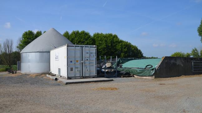 A la ferme de Warelles à Petit-Enghien, vue du digesteur, et en avant-plan, le conteneur où on trouve la cogénération : moteur thermique entraînant un générateur électrique, ce qui fournit à la fois électricité et eau chaude.