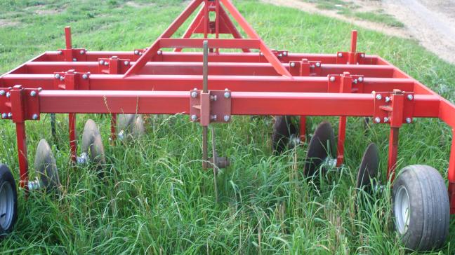 Constituer des ados est un travail important en cutures maraîchères. Cette machine permet le travail progressif de 3 paires de disques qui se suivent.