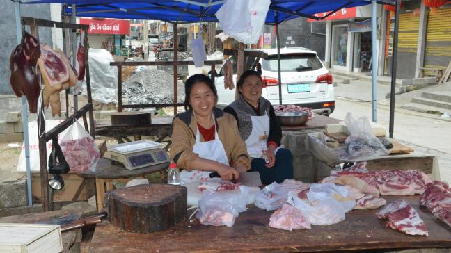 Le gouvernement chinois a donné mission aux abattoirs de gonfler leur offre de viande... et à son administration d’utiliser activement les importations pour accroître l’approvisionnement du marché en viande notamment.