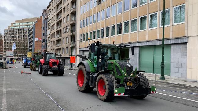 Jeudi 20 février, les premiers tracteurs arrivent aux abords du quartier Schuman à Bruxelles. Objectif des agriculteurs: manifester leur opposition aux coupes drastiques dans le budget de la pac, en discussion au Sommet des Vingt-Sept.
