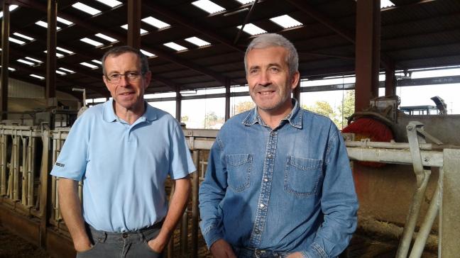 Jean-Charles et Didier effectuent bon nombre des travaux de la ferme eux-mêmes, avec leur employé.