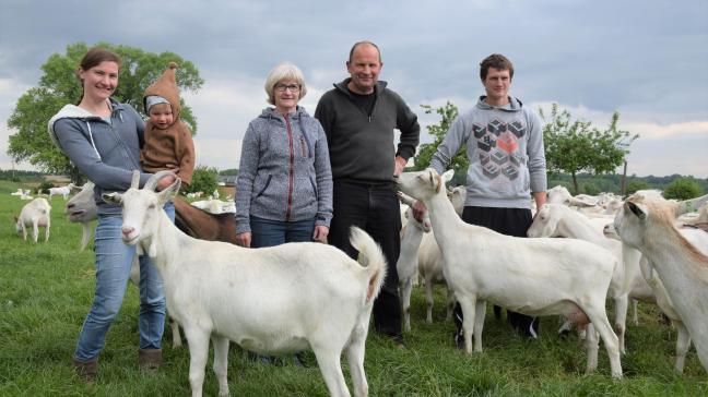 Lore avec Briek, Marianne, Wim et Jasper De Middeleer... au milieu du troupeau de chèvres.