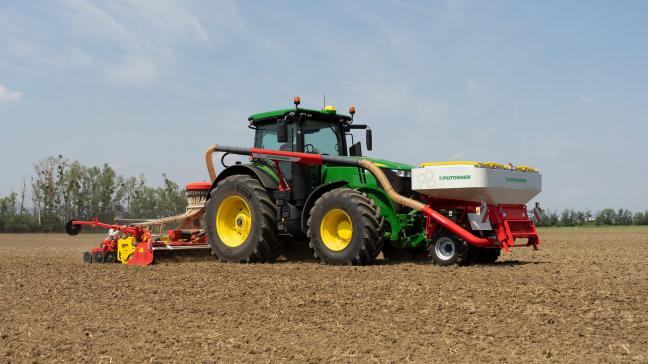 A l’avant, on retrouve une trémie de 1.700 l ou, en option, de 2.300 l ; à l’arrière, une herse rotative Lion associée à la rampe de semis Aerosem FDD.