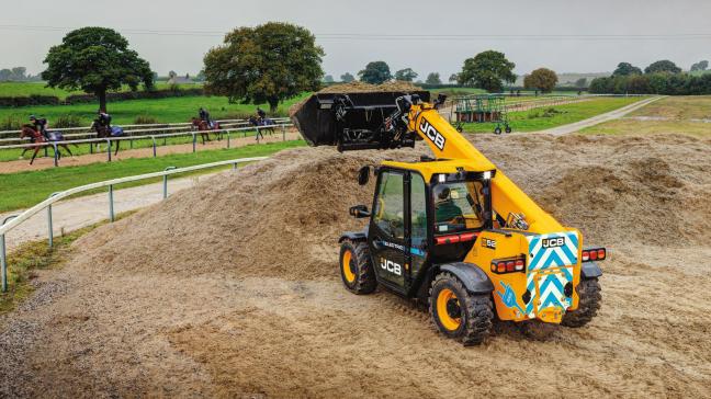 La recharge, d’une durée de 8 heures, permet de travailler  une journée complète avec le JCB 525-60E électrique.