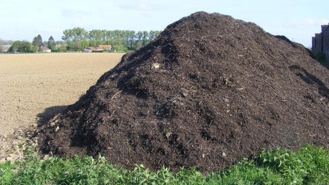 Les composts et fumier sont homogénéisés par les différentes retournes auxquelles nous procédons avant l
