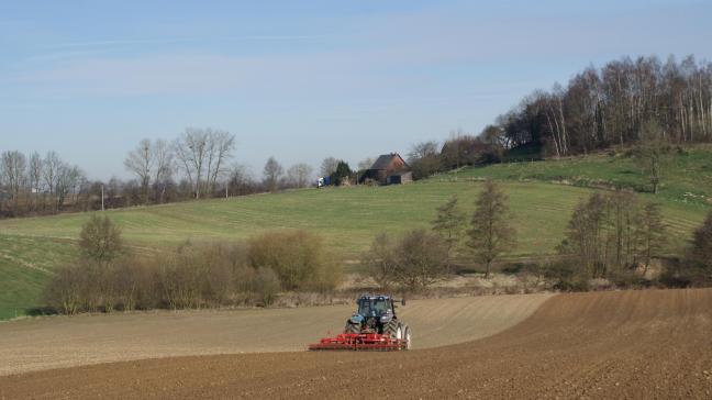 Préparation du sol en vue de l’arrivée de semis de ray-grass.