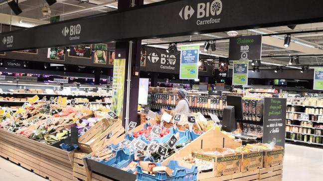 A l’échelle nationale, les hypermarchés et supermarchés classiques constituent le plus gros canal de distribution des produits alimentaires bio (38 % des parts de marché),  juste devant les magasins spécialisés (24 % des parts de marché).