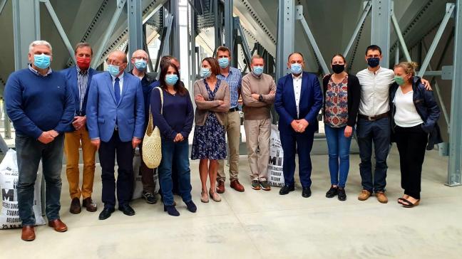 De gauche à droite : Luc Hennuy (IG SPW ARNE) – Etienne Rigo (échevin) – Jean-Paul Wahl (député sénateur) – Pascal Bodson (attaché SPW – HRA) – Isabelle Evrard (députée provinciale) – Jordan Godfriaux (bourgmestre Perwez) – Catherine Marlier (porteuse du projet et agricultrice) – Nicolas Verschuere (porteur du projet et agriculteur) – Nicolas Braibant (porteur du projet et agriculteur) – Willy Borsus (ministre de l’Agriculture) – Aurélie Flabat (2 ème échevine de Perwez) – Quentin Triest (chargé de mission GAL Culturalité) – Marie Laghendries (coordinatrice du GAL)