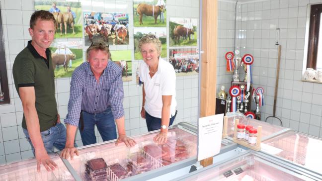 Jan-Willem (à gauche), Jan et Désirée Spronk exposent fièrement dans leur boucherie les photos de leurs animaux et les prix qu