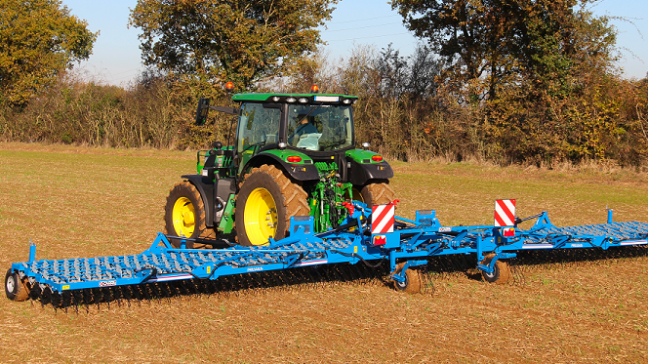 La Pressius est disponible en version portée avec des largeurs de travail comprises entre 3 et 15 m.