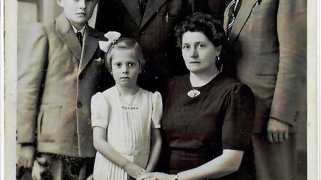 La photo date de 1943. De gauche à droite : Albert, sa sœur cadette Raymonde,  Adolphe Poulin, papa d’Albert, Constance Claes, maman d’Albert,  et Albert Moulin, oncle et parrain d’Albert.