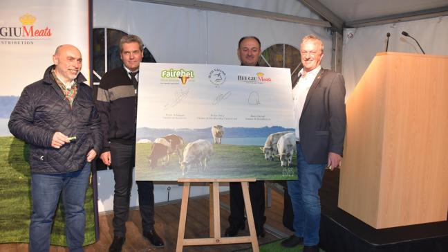 De gauche à droite : Dany Derval, président de BELGIUMeats, Didier Petry, président de l’Asbl Blanc-Bleu Promotion, et Erwin Schöpges, président de Faircoop, réunis pour la signature de leur partenariat sous l’oeil du ministre Willy Borsus.
