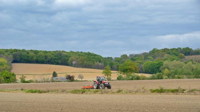 La commission demande aux États membres de revoir en partie leurs plans stratégiques  pour renforcer la résilience du secteur agricole de l’UE, réduire sa dépendance aux engrais  de synthèse, augmenter la production d’énergie renouvelable, et transformer  sa capacité de production en favorisant des méthodes de production plus durables.