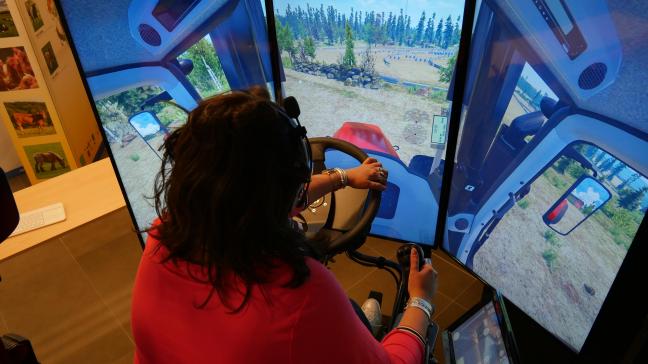 Grâce au simulateur de conduite récemment arrivé à l’école, l’acquisition de ces compétences démarre virtuellement avant la mise en pratique sur le terrain.