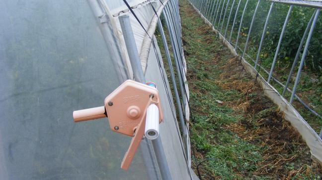 Les ouvertures latérales permettent de bons échanges d'air et un bon contrôle de la tempéature dans la serre.
