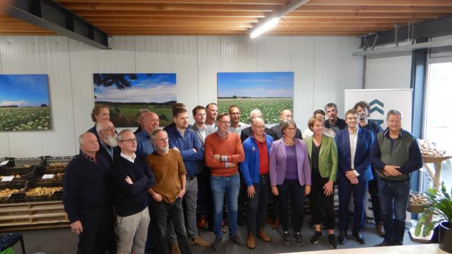 23 des 32 signataires de la nouvelle «Convention pommes de terre bio robustes (néerlandaise) 2022-2026 signée le 16/11 à Marknesse (NOP, Flevoland).