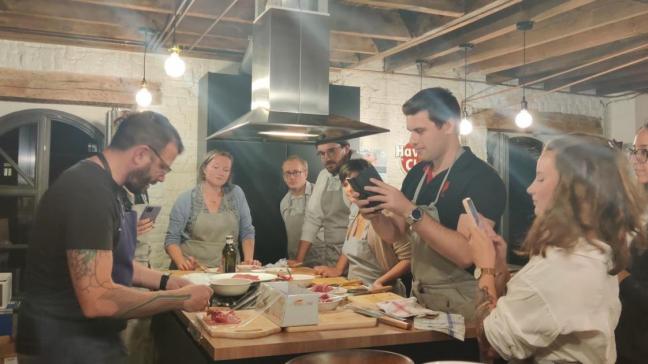 Grâce à des cooking shows, Jean-Philippe Watteyne, chef renommé, a pu mettre en avant le bœuf local à travers divers plats présentés à différentes communautés d’influenceurs y assistant.