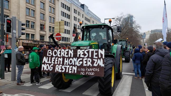 Les slogans sur de nombreux tracteurs parlaient d'eux-mêmes : « En intimidant les agriculteurs, seule la faim subsistera ».