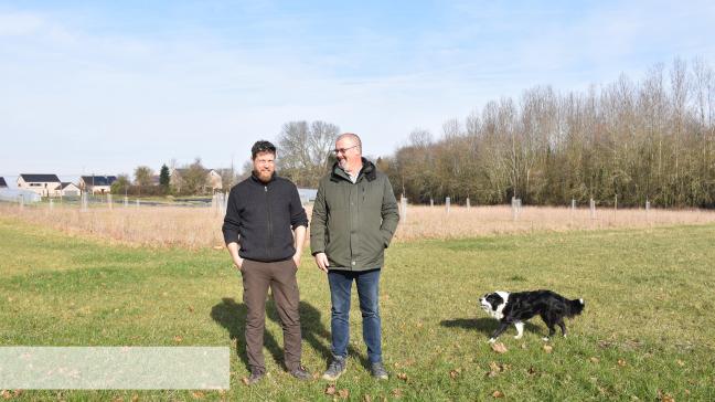 Gaëtan Pyckhout (à gauche) et Xavier Anciaux (à droite) travaillent sur des projets alliant formation, chevaux  et agriculture.
