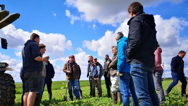 Les visites de terrain sont le théâtre d’échanges, de partages d’expérience  ou encore de débats entre les participants.