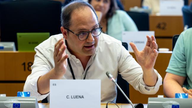 Cesar Luena, le rapporteur social-démocrate du texte, a assuré devant la presse  qu’il continuerait de « tendre la main, les deux mains au groupe PPE pour négocier ».