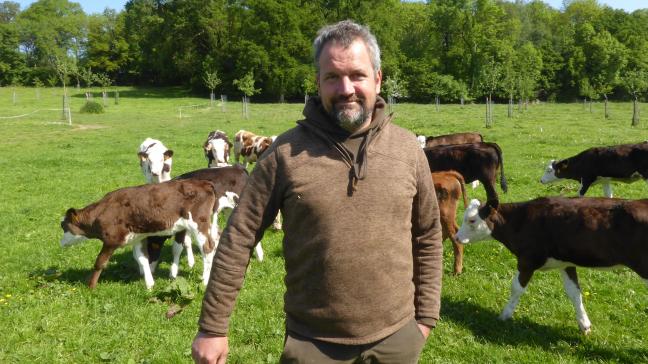 Sébastien Demoitié travaille seul sur l’exploitation familiale reprise en 2006. Il élève 200 vaches laitières en bio sur 140 ha, dont 60 de prairies permanentes.