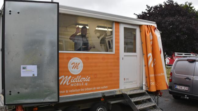 L‘unité mobile de 4,50m de long sur 2,50m de large est aménagée selon les normes d'hygiène de l'Afsca. Elle permet aussi au Cpfar d’encadrer et de former et des apprentis apiculteurs à extraire leur miel.
