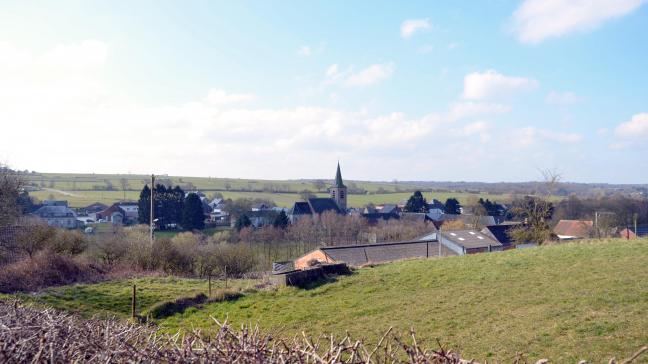 Peu peuplés, les villages de la Botte du Hainaut (ici : Grandrieu) sont entourés  de vastes prairies vallonnées, de bois et de lacs, et le temps s’y écoule paisiblement,  loin des grands axes de transport et de tourisme.