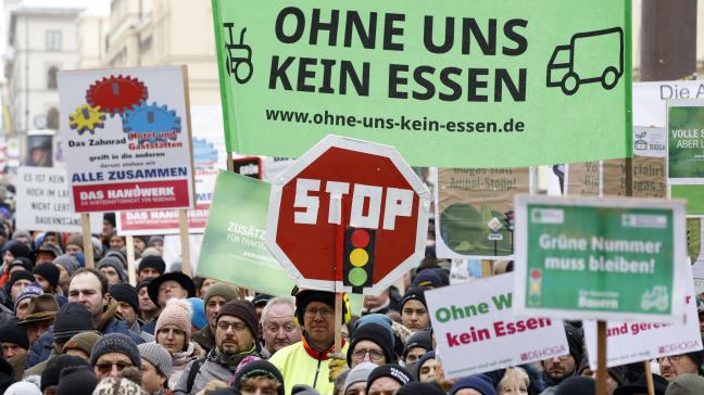 La colère des agriculteurs fait suite de la décision du gouvernement de réduire des subventions au secteur en raison d’un rappel à l’ordre des juges constitutionnels portant sur les strictes règles budgétaires de l’Allemagne.