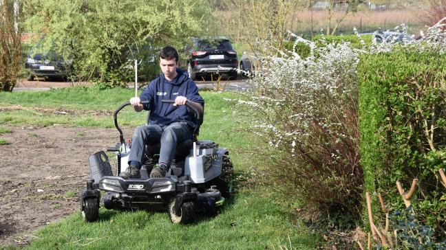 Le tracteur-tondeuse sur batterie, la «star» du Cesp dont il fait la fierté.