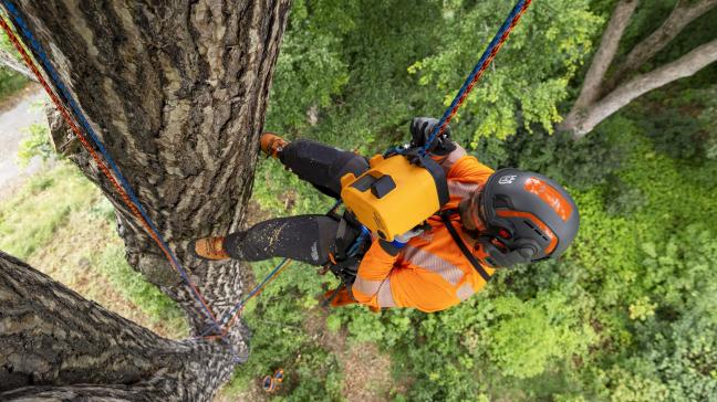 L’élévateur se fixe à une corde, permettant de grimper ou de descendre rapidement et facilement.