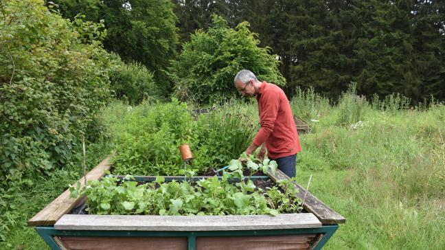 La philosophie de «Vert Pomme» consiste à mettre  des parcelles  gracieusement à disposition du public à l’année, afin de permettre à ceux qui n’ont pas de jardin de travailler un potager et de repartir  avec leurs propres légumes.