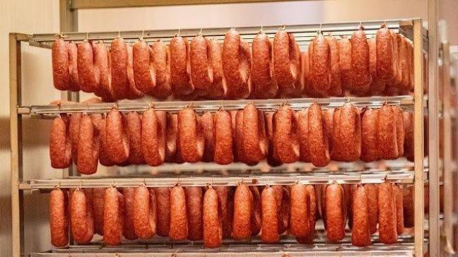 La cahier des charges, lié au label IGP, précise le mode de fabrication,  les ingrédients, le type de fumage...  du saucisson gaumais, à l’attention  des producteurs certifiés.